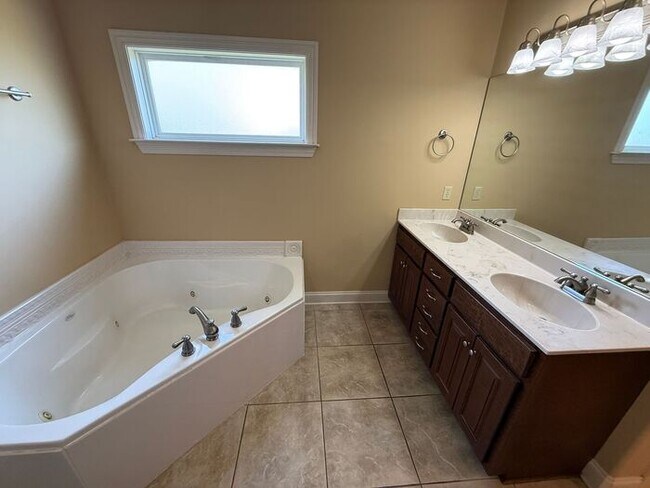 Building Photo - GORGEOUS HOME IN RUSTLING OAKS JUST MINUTES FROM MEMPHIS