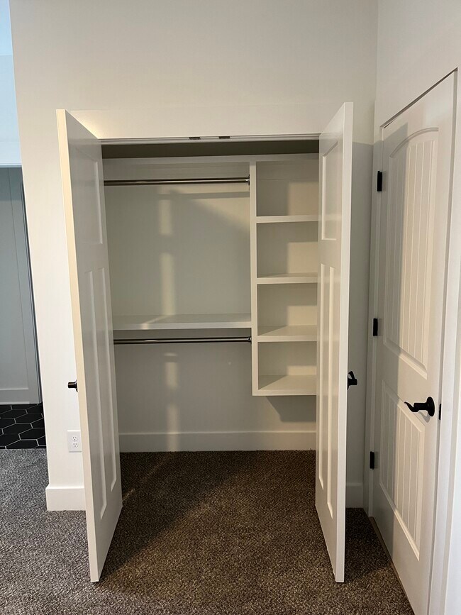 Building Photo - 924 Caruthers Ave