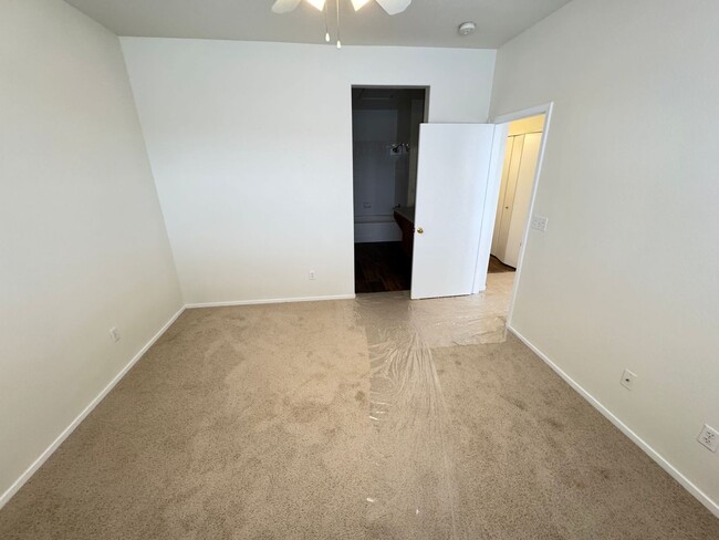 Building Photo - COZY UPSTAIRS 2BEDROOM UNIT IN 89074