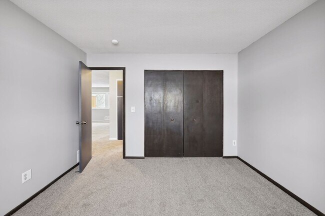 Building Photo - Lovely 4BR 2BA Townhome in Coon Rapids