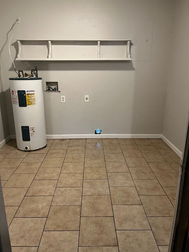 Building Photo - Three Bedroom/1.5 Bath Home