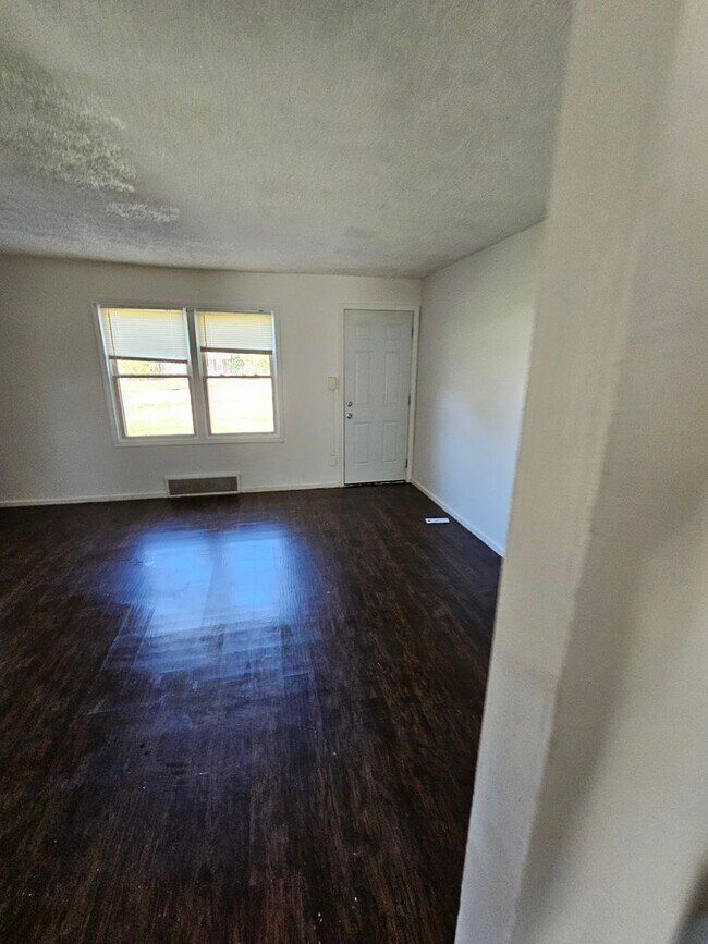 Building Photo - 3 Bedroom For rent ON S Central