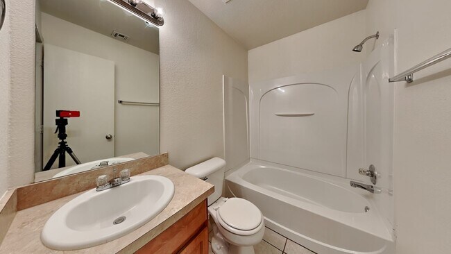 Building Photo - 3 Bedroom 2 Bath with 2 Car Garage - Moore...