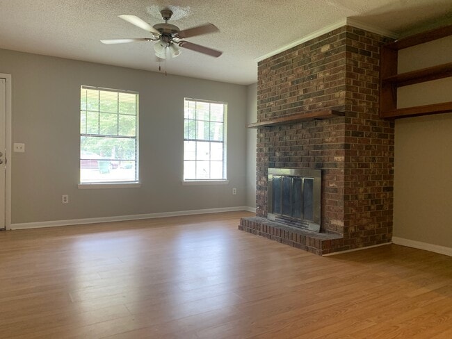 Building Photo - 812 Robin Hood Trail