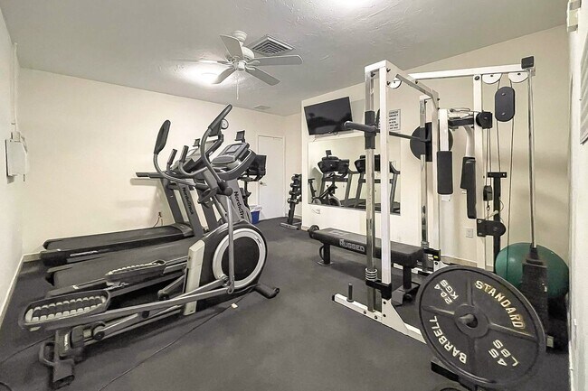 Building Photo - Conveniently located Unfurnished 2-bed, 2-...