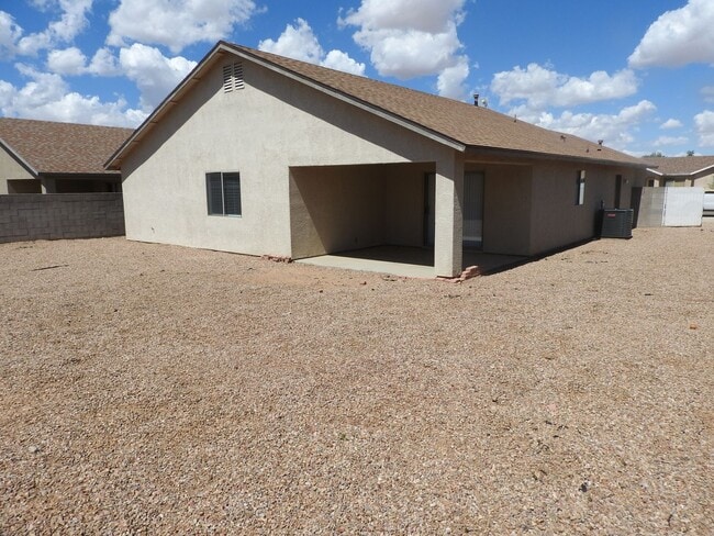 Building Photo - 3 Bedroom with large yard