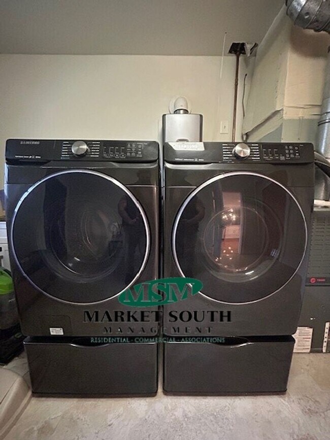 Building Photo - UPDATED MIDTOWN BEAUTY!!