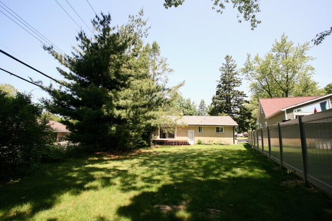 Building Photo - 5800 Paramus