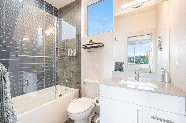 Building Photo - 3900 Leary Wy NW