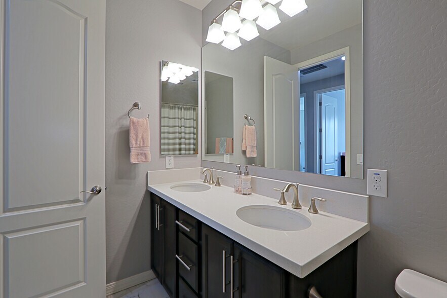 Building Photo - 7350 E Vista Bonita Dr