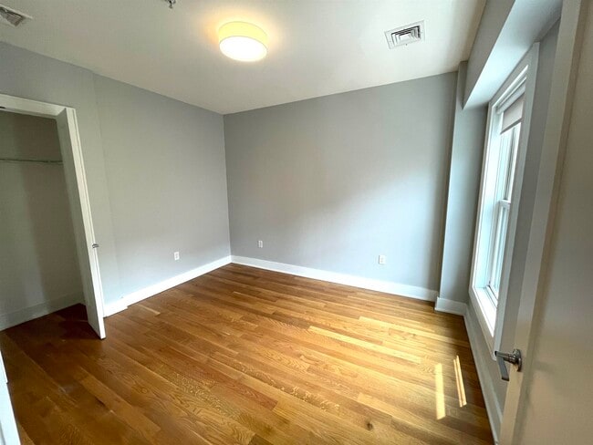 Building Photo - 609 Monroe St