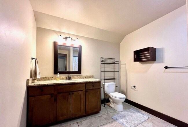 Building Photo - Charming 4-Bedroom Home with Spacious Lawn...