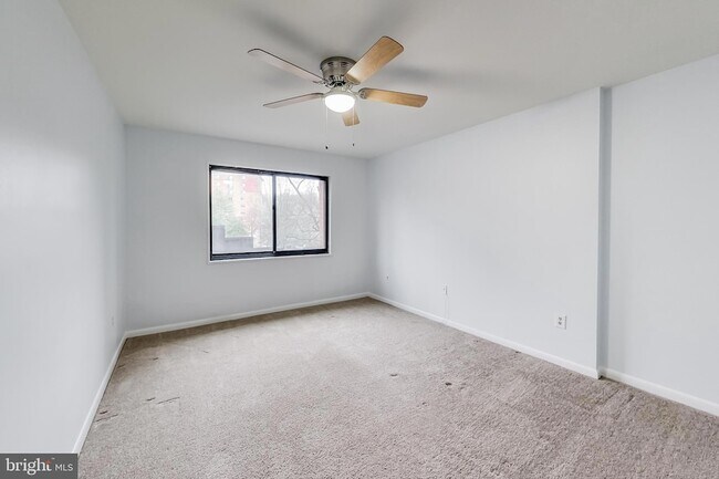 Building Photo - 7611 Maple Ave