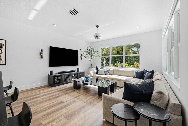 Building Photo - 4310 Buttonwood Dr