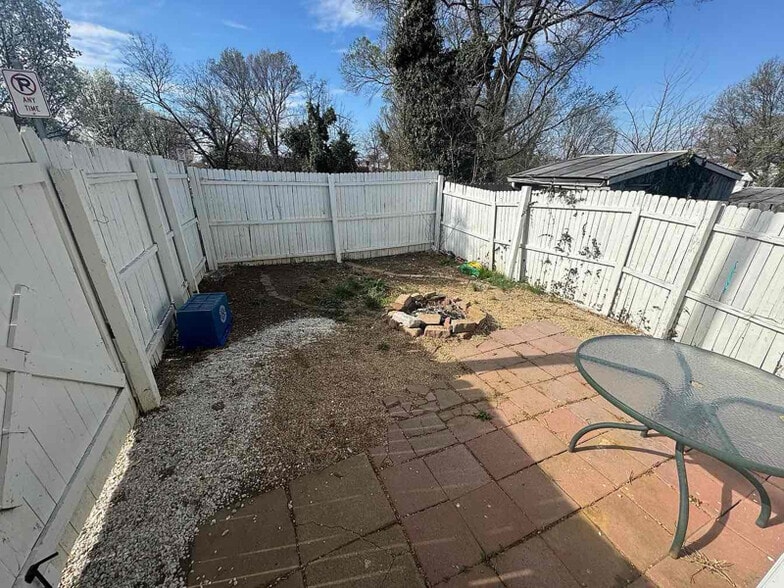 Building Photo - 223 Baker St