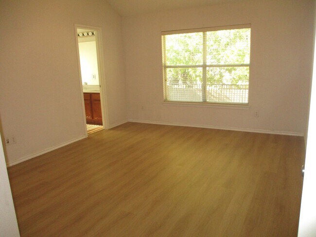 Building Photo - $1895  3 Bed/2 Bath/2 Garage  Ready for Move-in Home in Mustang Creek