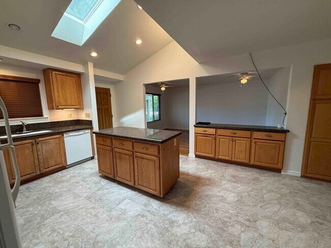 Building Photo - Great 3 Bedroom Walking Distance to American River