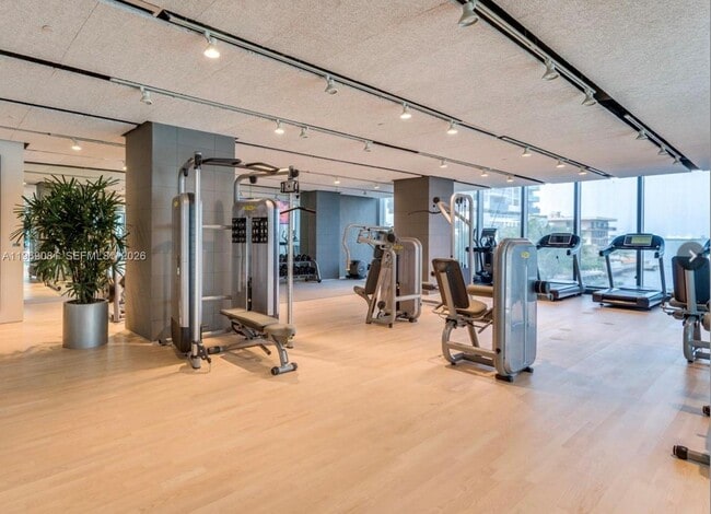 Building Photo - 460 NE 28th St