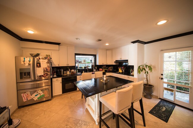 Building Photo - 5711 Rhea Ave