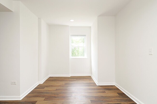 Building Photo - Beautifully Renovated Downtown Basement Ap...