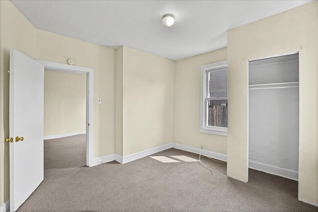 Building Photo - 122 S Davis St