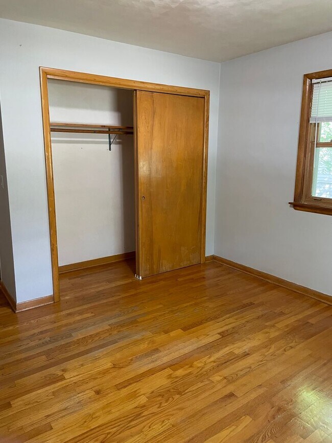 Building Photo - 5675 Juanita Dr SE