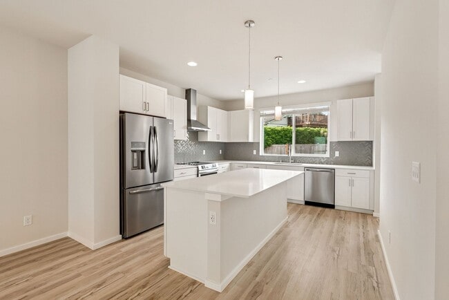 Building Photo - 4 Bedroom 3 Bath Stunning Brand New Town H...