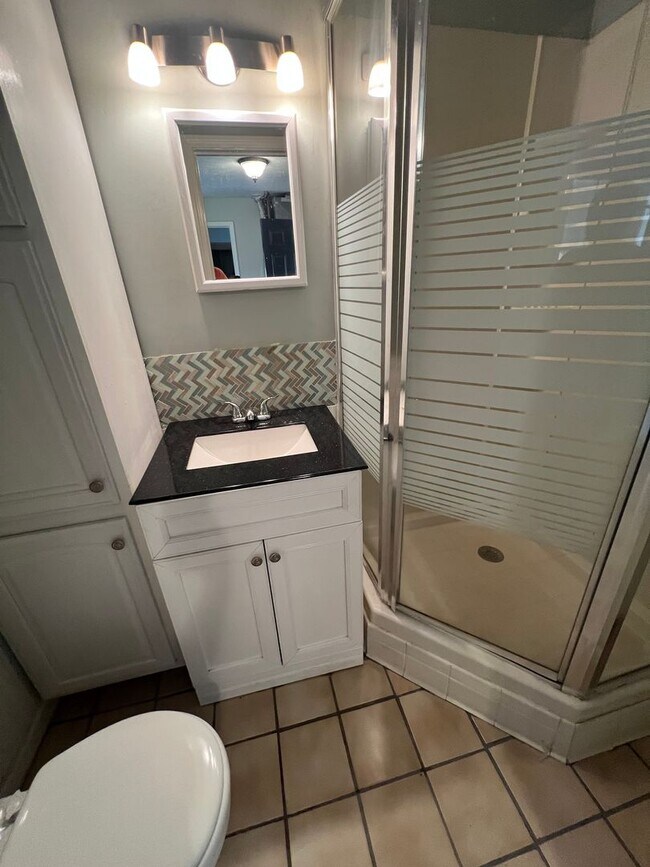 Building Photo - Move in Ready! $1,000 security deposit Pay...