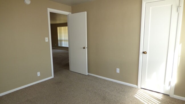 Building Photo - 2 bedroom 1 bathroom Home