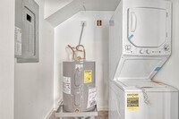 Building Photo - 1924 Calumet St