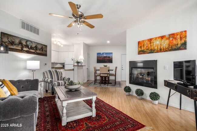 Primary Photo - 1701 E Colter St