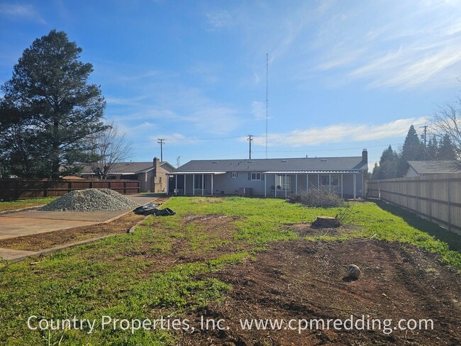 Building Photo - House with Huge Shop in the Heart of Redding Available Now!