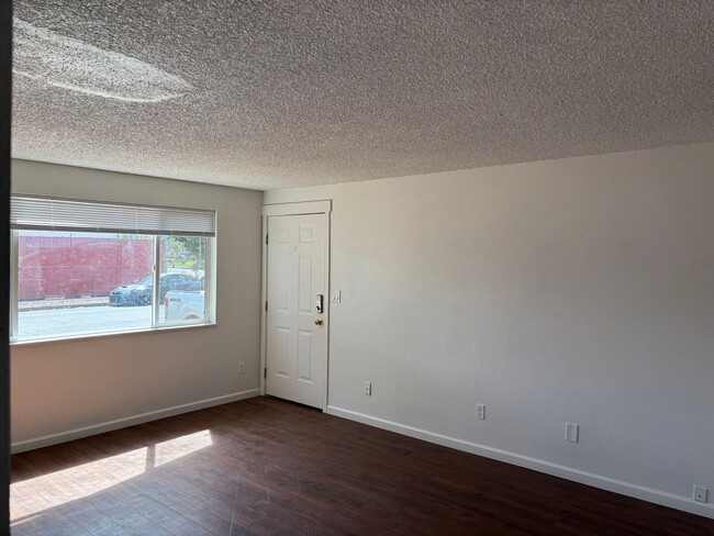 Building Photo - Three-Bedroom home with large backyard