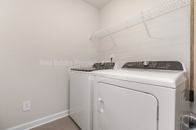 Building Photo - 4135 Smt Wds Dr