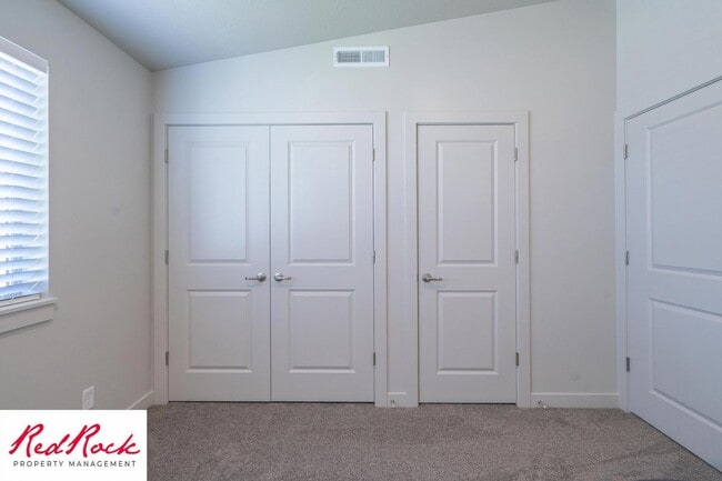 Building Photo - Charming 2 Bedroom End Unit Condo - Pet Friendly!