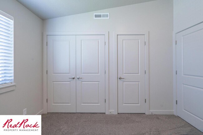 Building Photo - Inviting 2 Bedroom End Unit Condo - Pet Friendly!