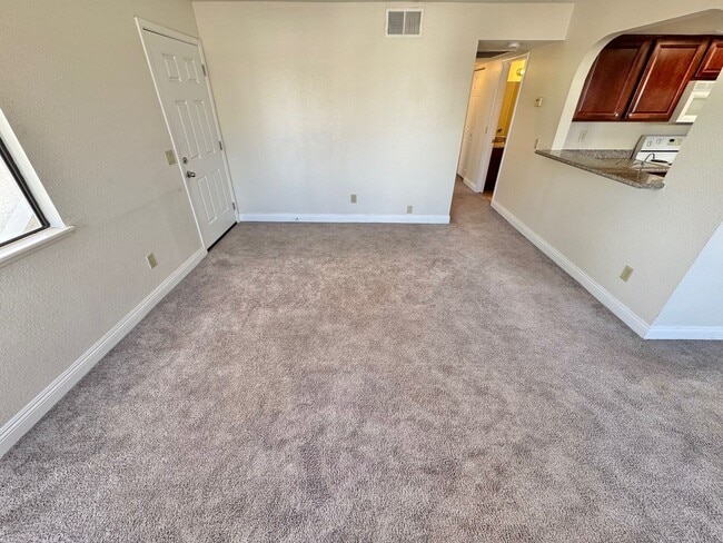 Building Photo - ADORABLE SECOND STORY 2 BEDROOMS 2 FULL BA...