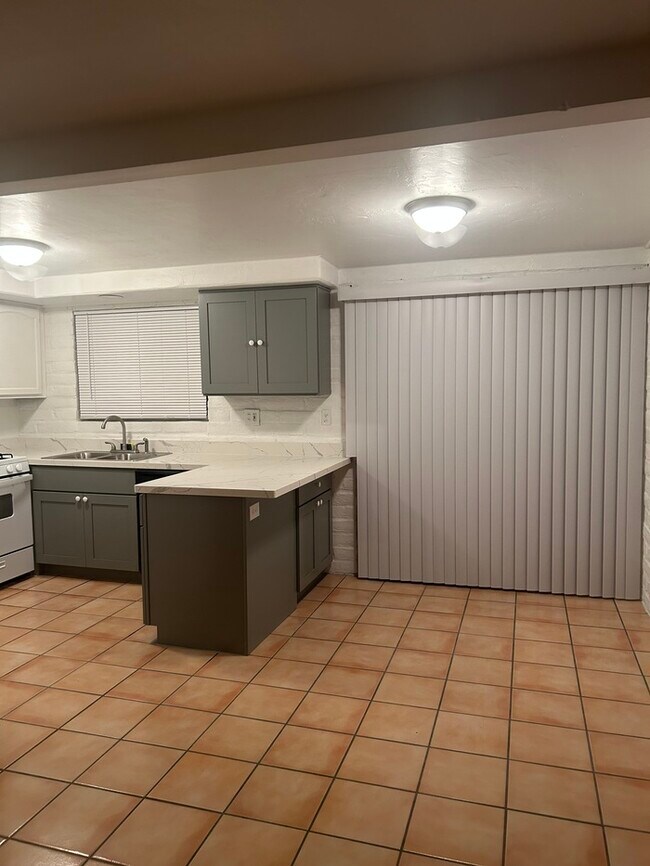 Building Photo - FOR RENT