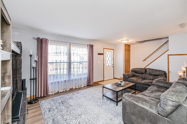 Building Photo - 1305 Kingsbury Dr