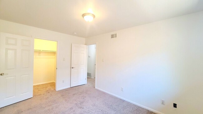 Building Photo - Perfect Single Story Condo Available!