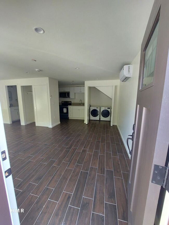 Building Photo - Brand new studio in LA