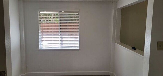 Building Photo - 1747 London Cir