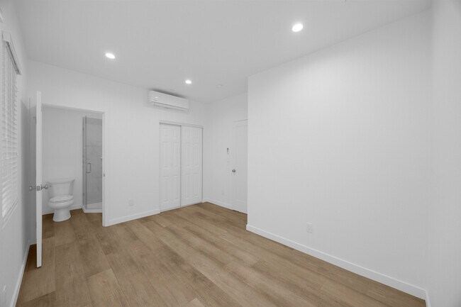 Building Photo - 308 N Catalina Ave