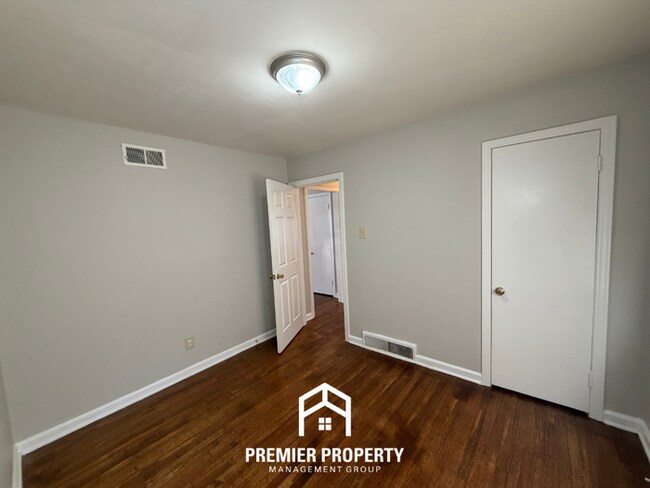 Building Photo - Charming 4BR Home in East Memphis w/ Hardwood Floors & Fenced Backyard