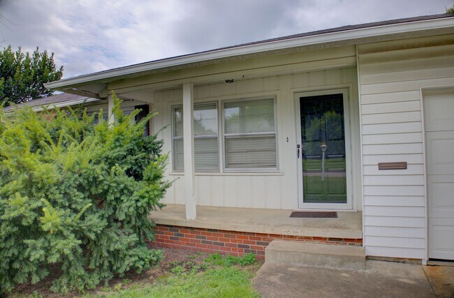 Building Photo - Well Maintained Midtown Home