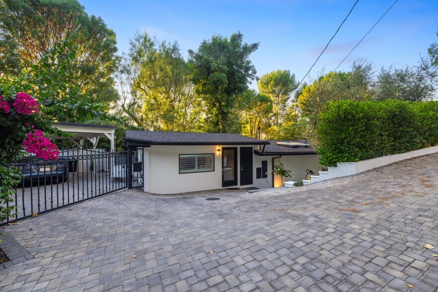 Building Photo - 16725 Oak View Dr