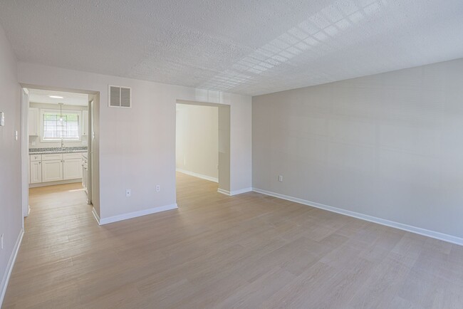 Building Photo - JUST RENOVATED Huge 3 bedroom 3 bathroom t...