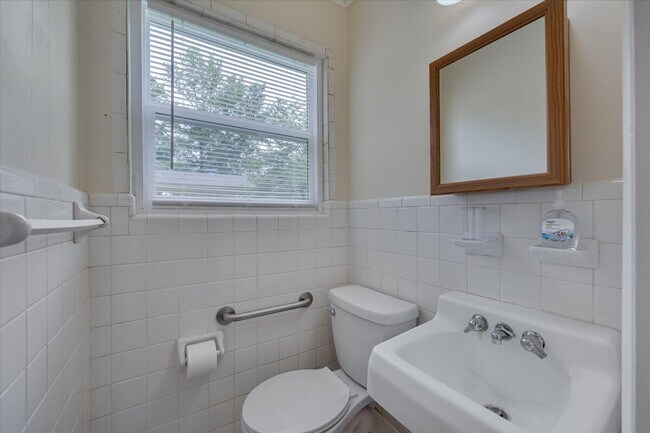 Building Photo - 210 Parthenia Dr