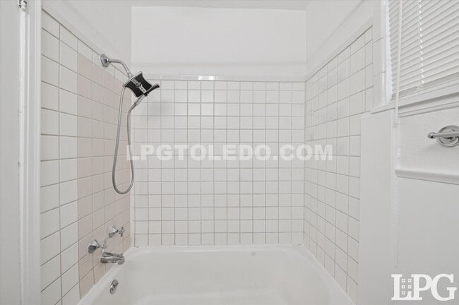 Building Photo - 606 W Poinsetta Ave