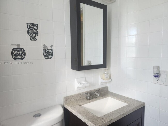 Building Photo - 11220 NE 11th Pl